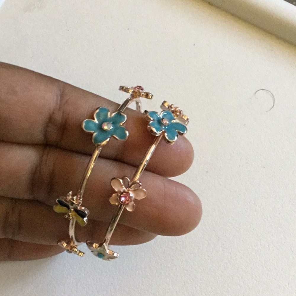 GARDENIA  GOLD FLOWER HOOP EARRINGS NEW! I never wore. Approx 2"